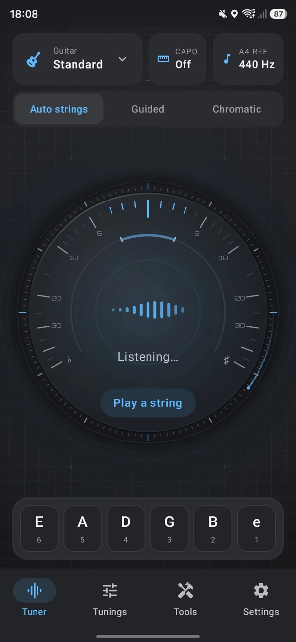 TuneForge tuner listening in Auto strings mode, set to guitar standard tuning with the capo off and a 440 hertz A4 reference